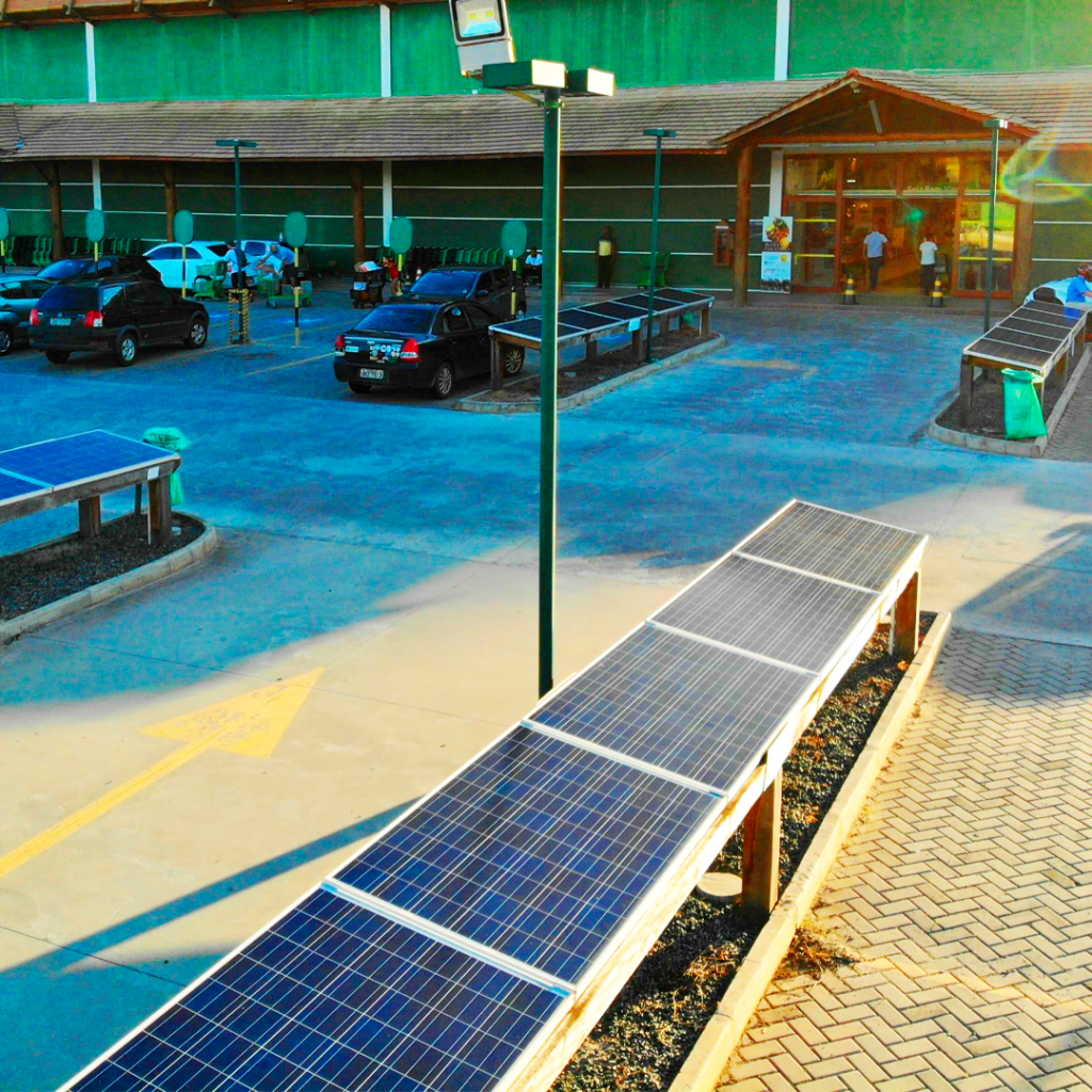 Foto da distribuição dos módulos do projeto de energia solar para supermercado em Praia do Forte